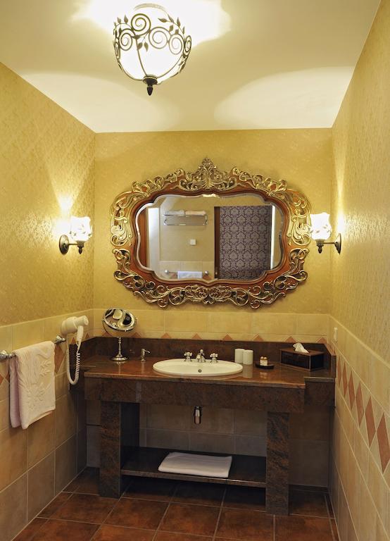 Burg Hotel Romantik غوتا الغرفة الصورة